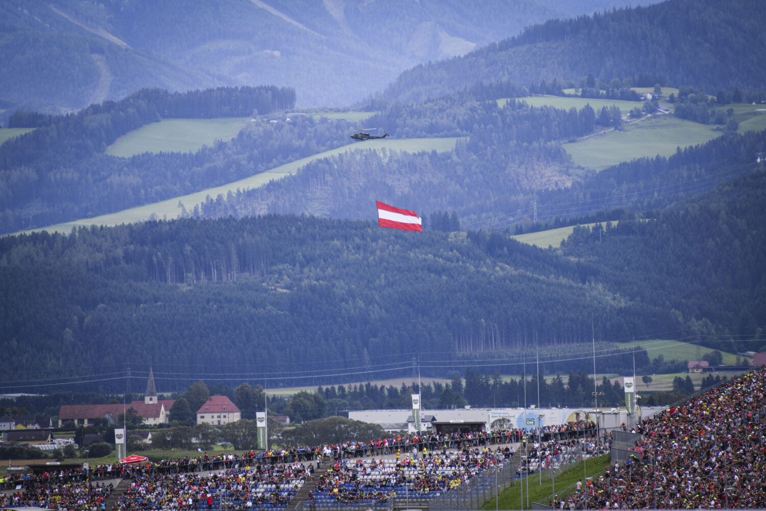 Air Show - Helikopter mit Österreich Flagge