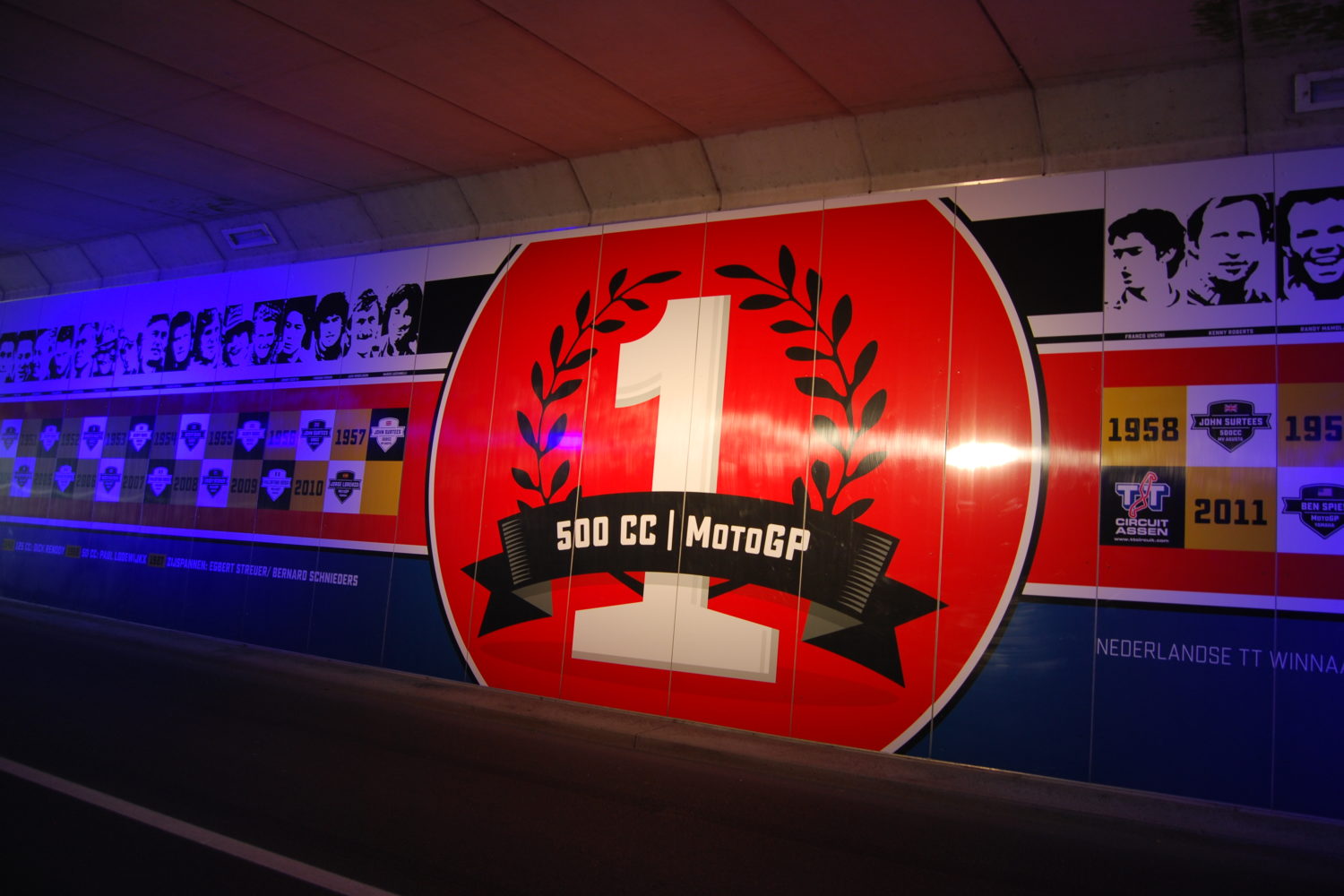 Paddock, Fahrerlager, MotoGP™, Motorrad, WM, GP, Assen, Niederlande, Tunnel mit Beschriftung an der Wand
