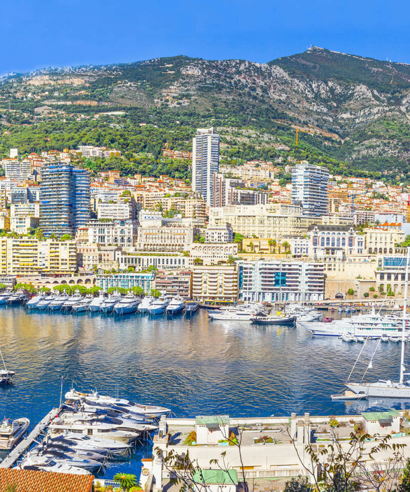 Das Fürstentum Monaco mit dem Hafen im Vordergrund