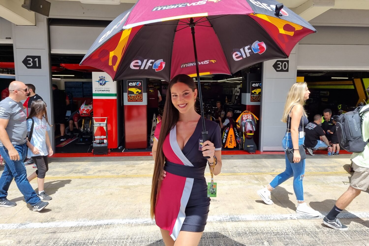 Paddock, Fahrerlager, MotoGP™, Motorrad, WM, GP, MVDS, Umbrella Girl, Grid Girl mit Schirm